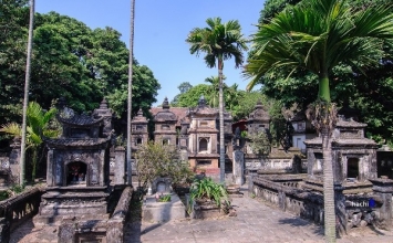 Thăm chùa Hoằng Ân nghìn năm tuổi bên Hồ Tây